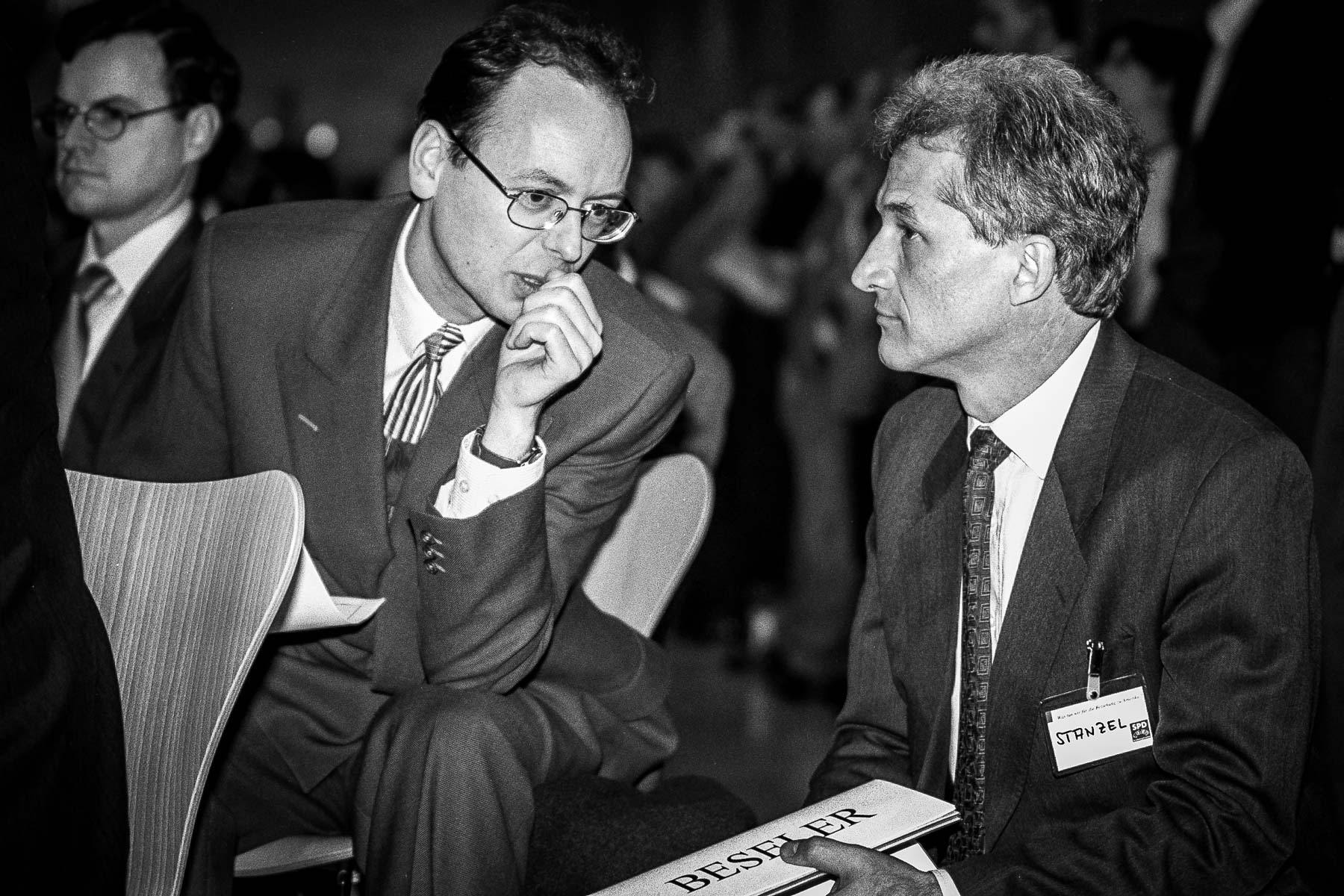 Dr. Volker Stanzel (rechts) im Gespräch mit einem Konferenzteilnehmer.
