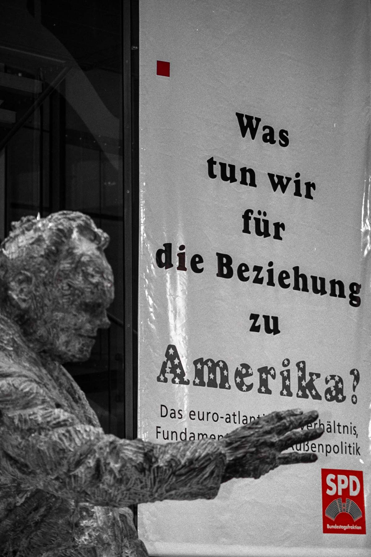 Statue von Willy Brandt in Berlin. Im Hintergrund das Banner zur außenpolitischen Konferenz der SPD-Bundestagsfraktion.