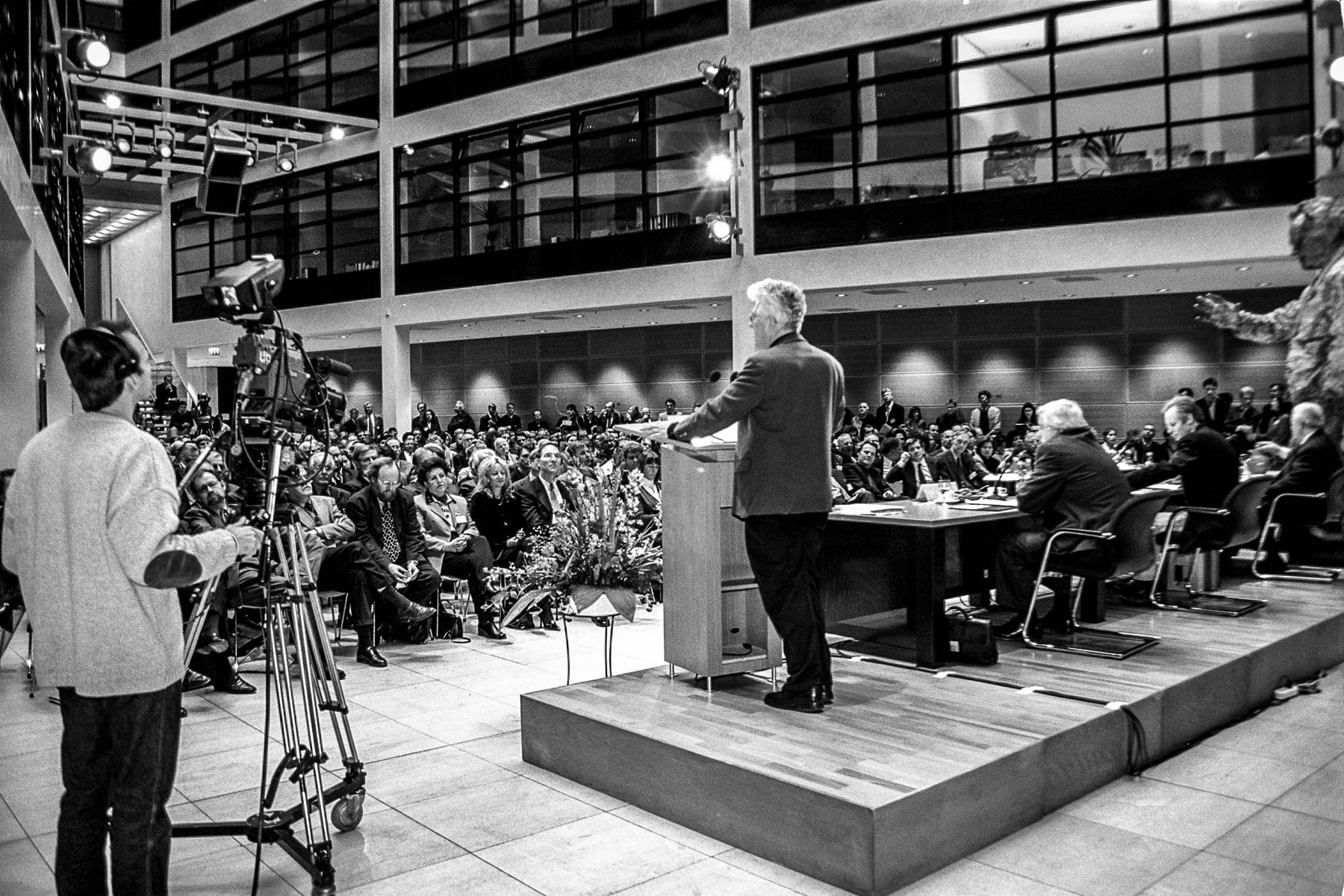 Karsten D. Voigt im Atrium des Willy-Brandt-Hauses während der von Phoenix übertragenen Konferenz der SPD-Bundestagsfraktion