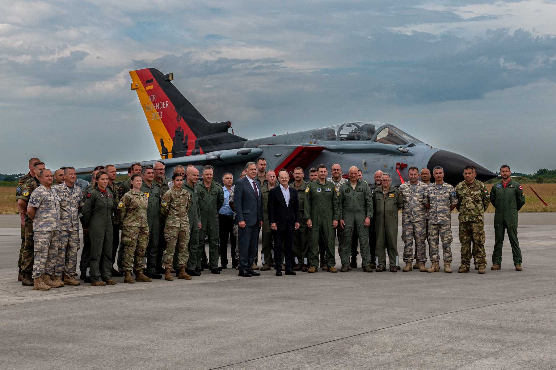 Gruppenfoto: Bundeskanzler Olaf Scholz bei Air Defender 23