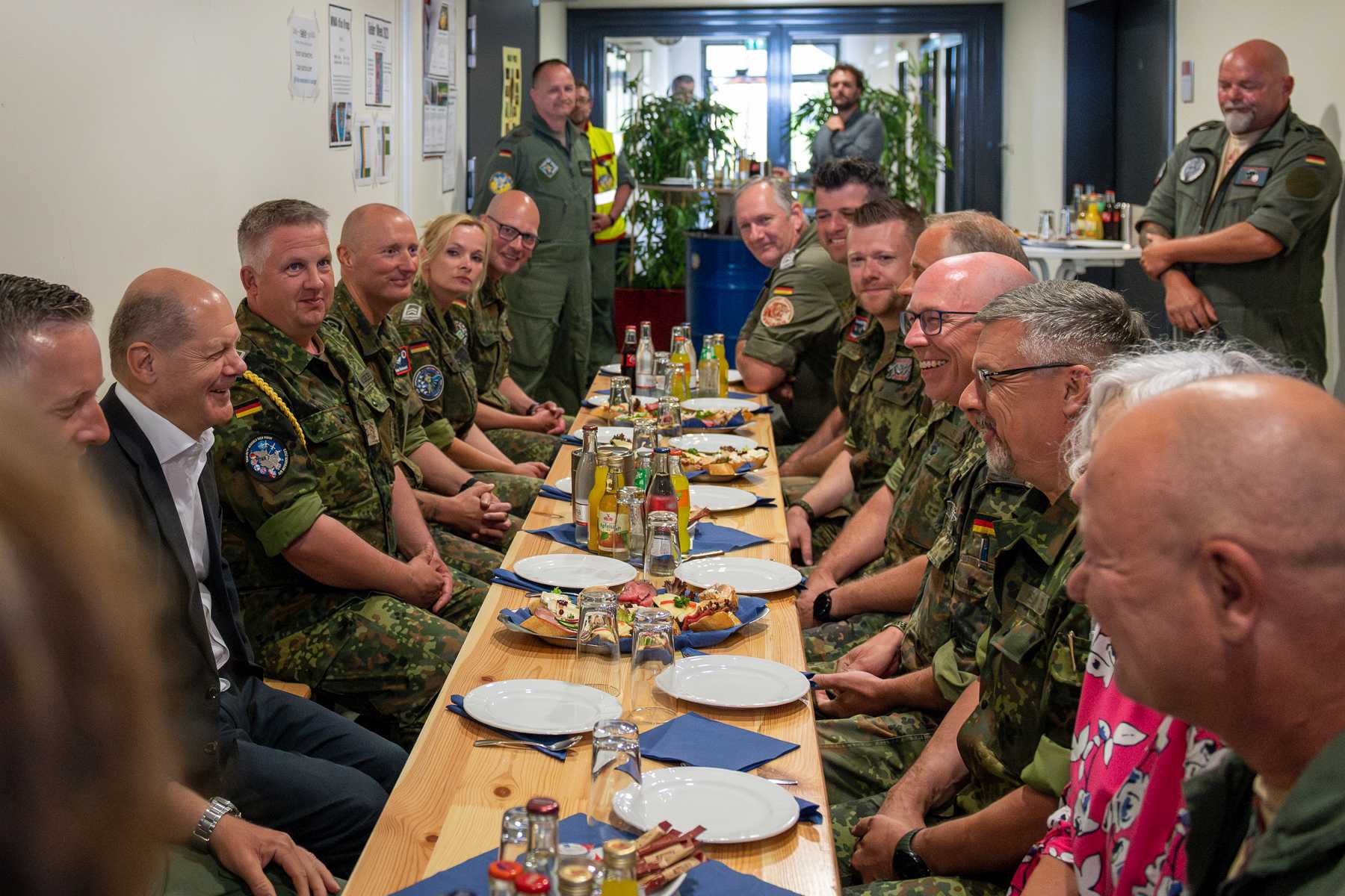 Bundeskanzler Olaf Scholz im Gespräch mit Soldatinnen und Soldaten während der Übung Air Defender 23 am 16.06.2023 in Jagel.