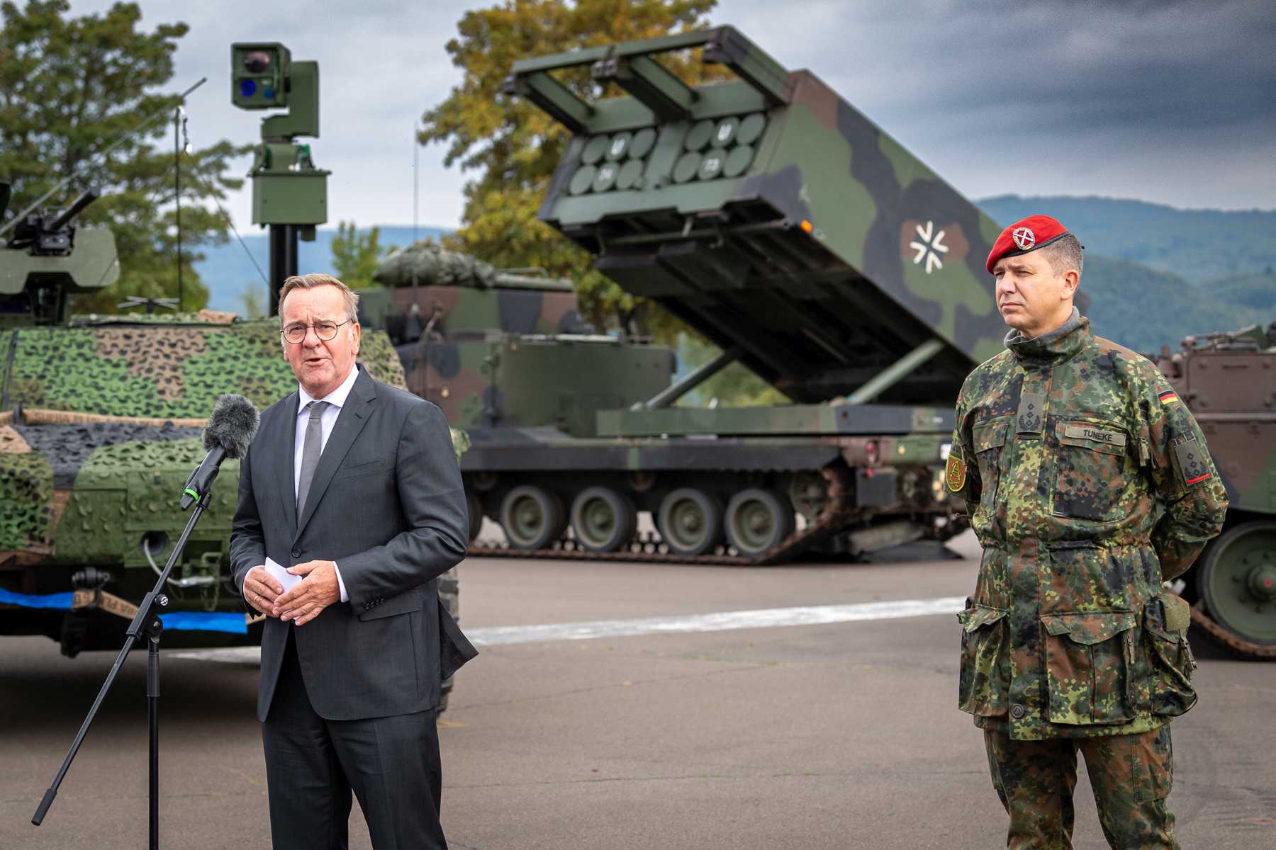 Verteidigungsminister Pistorius besucht die Artillerieschule in Idar-Oberstein