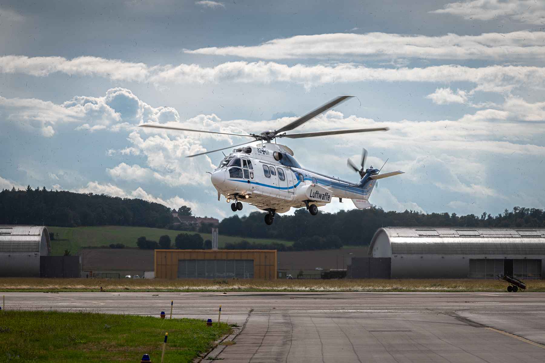 Cougar AS 532 U2 mit Bundesminister Boris Pistorius landet beim Kampfhubschrauberregiment 36 in Fritzlar.