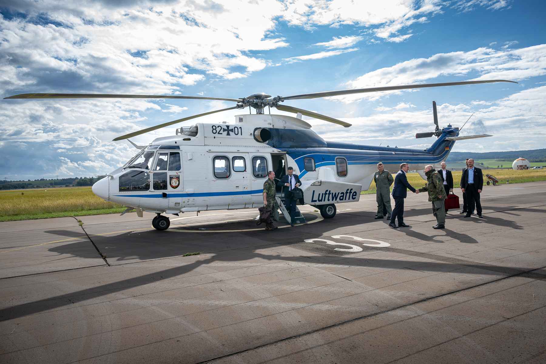 Cougar AS 532 U2 mit Bundesminister Boris Pistorius landet beim Kampfhubschrauberregiment 36 in Fritzlar.