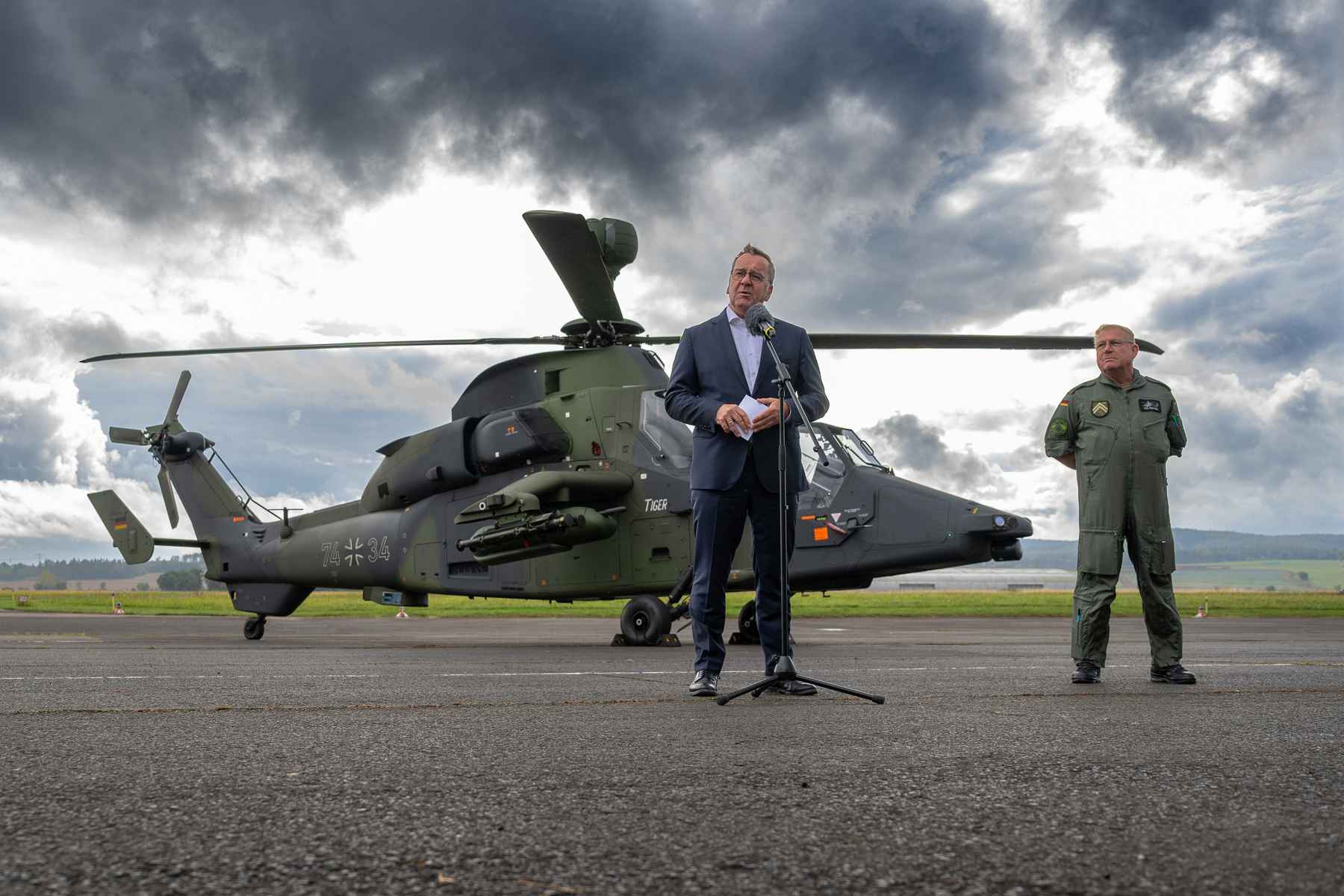 Verteidigungsminister Boris Pistorius mit Kommandeur Oberst Sönke Schmuck vor einem Kampfhubschrauber Tiger am 24. September 2024 in Fritzlar.