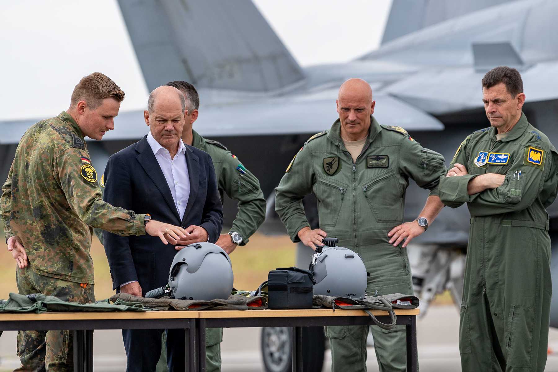 Bundeskanzler Olaf Scholz im Gespräch mit Soldaten während der Übung Air Defender 23 am 16.06.2023 in Jagel.