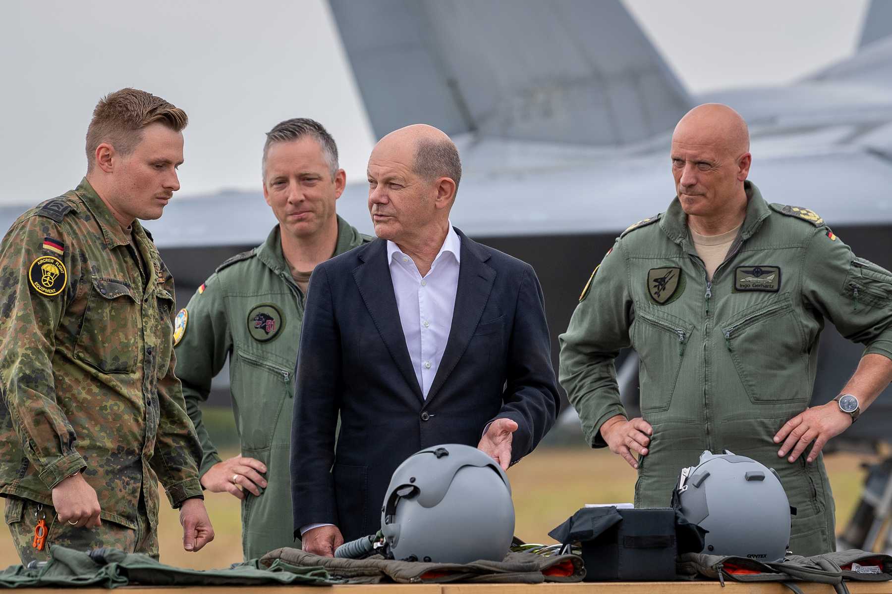 Bundeskanzler Olaf Scholz im Gespräch mit Soldaten während der Übung Air Defender 23 am 16.06.2023 in Jagel.