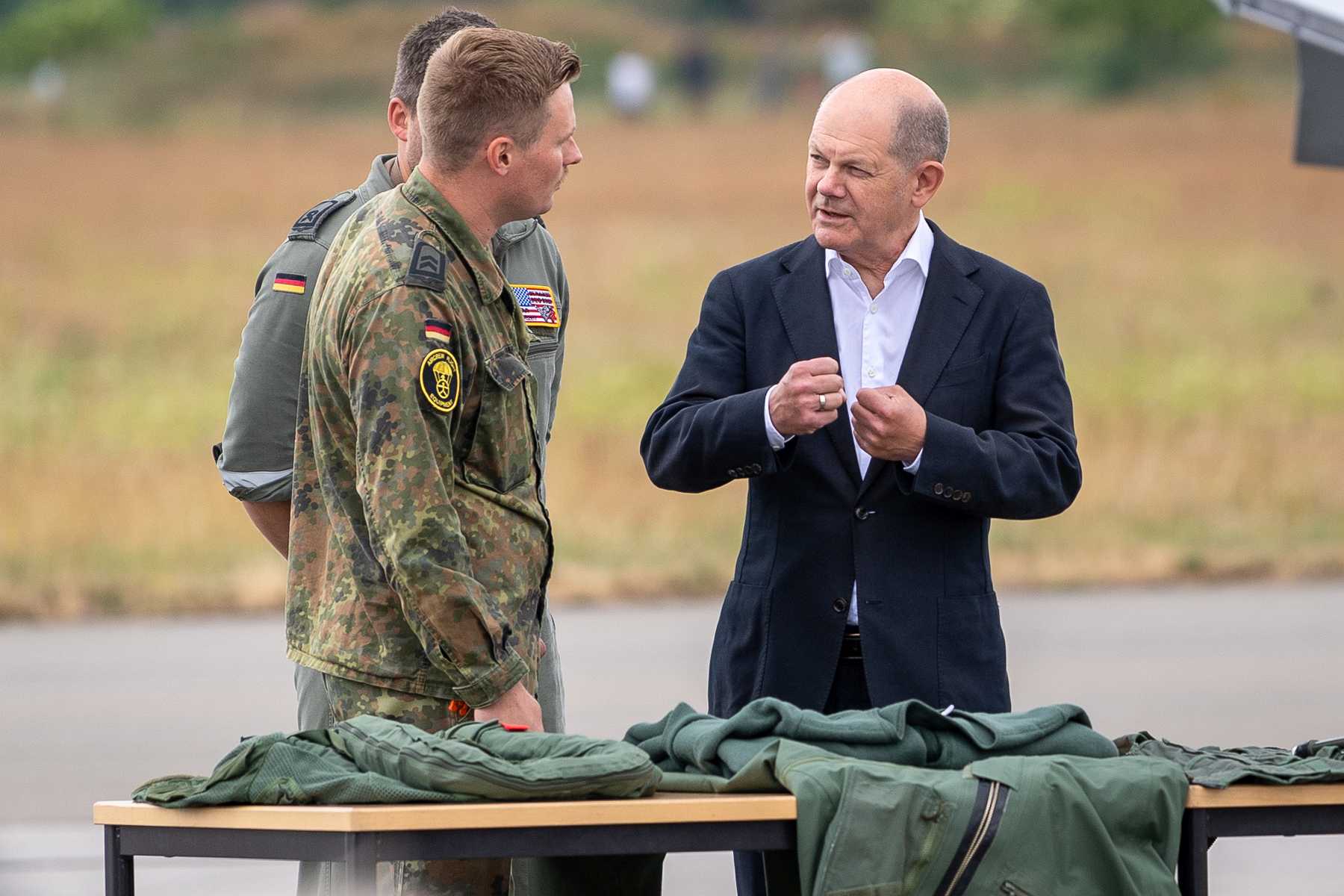 Bundeskanzler Olaf Scholz im Gespräch mit Soldaten während der Übung Air Defender 23 am 16.06.2023 in Jagel.