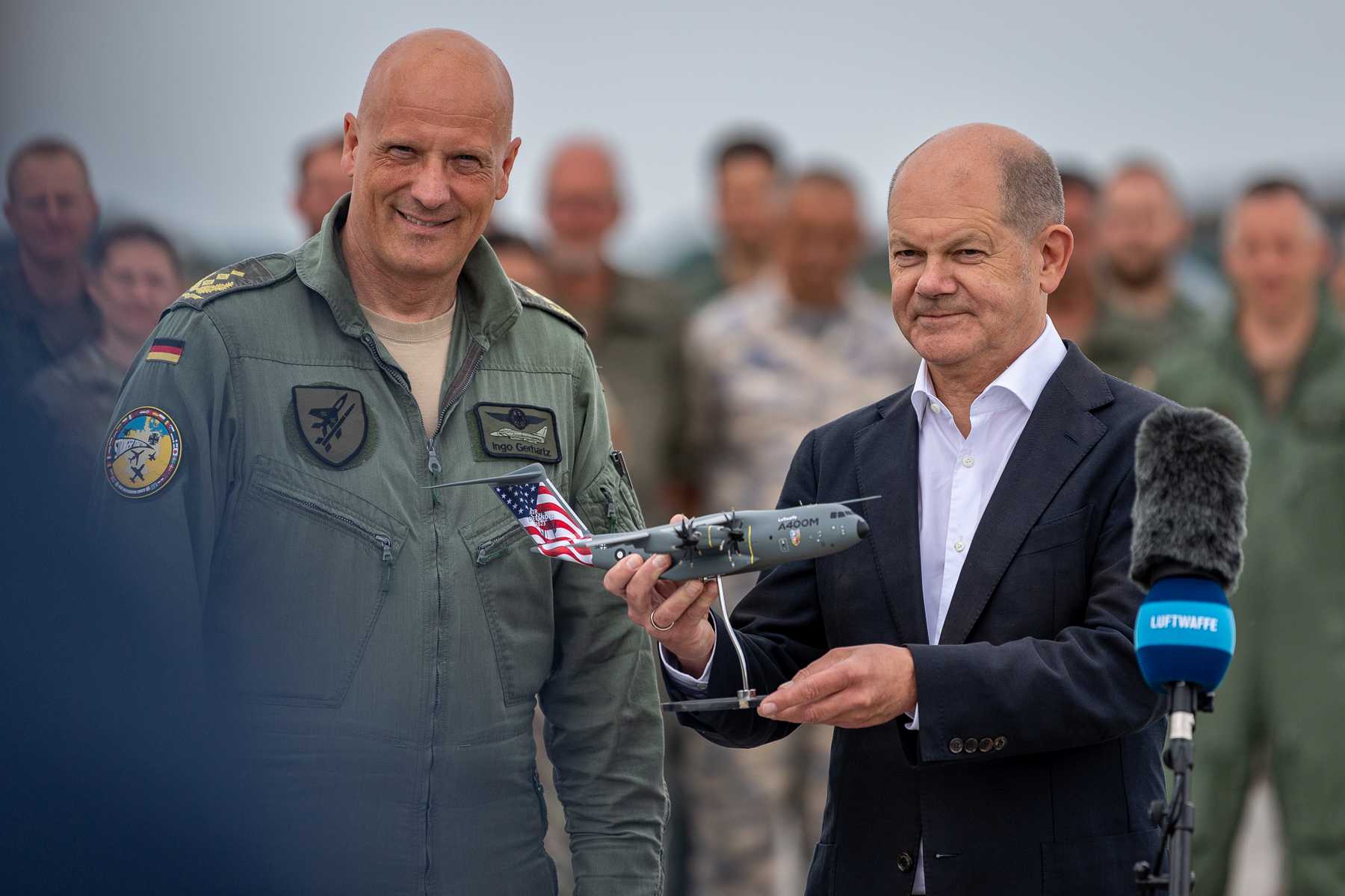 Inspekteur der Luftwaffe Ingo Gerhartz überreicht Bundeskanzler Olaf Scholz während der Übung Air Defender 23 in Jagel ein Modell des Transportflugzeugs vom Typ A400M.