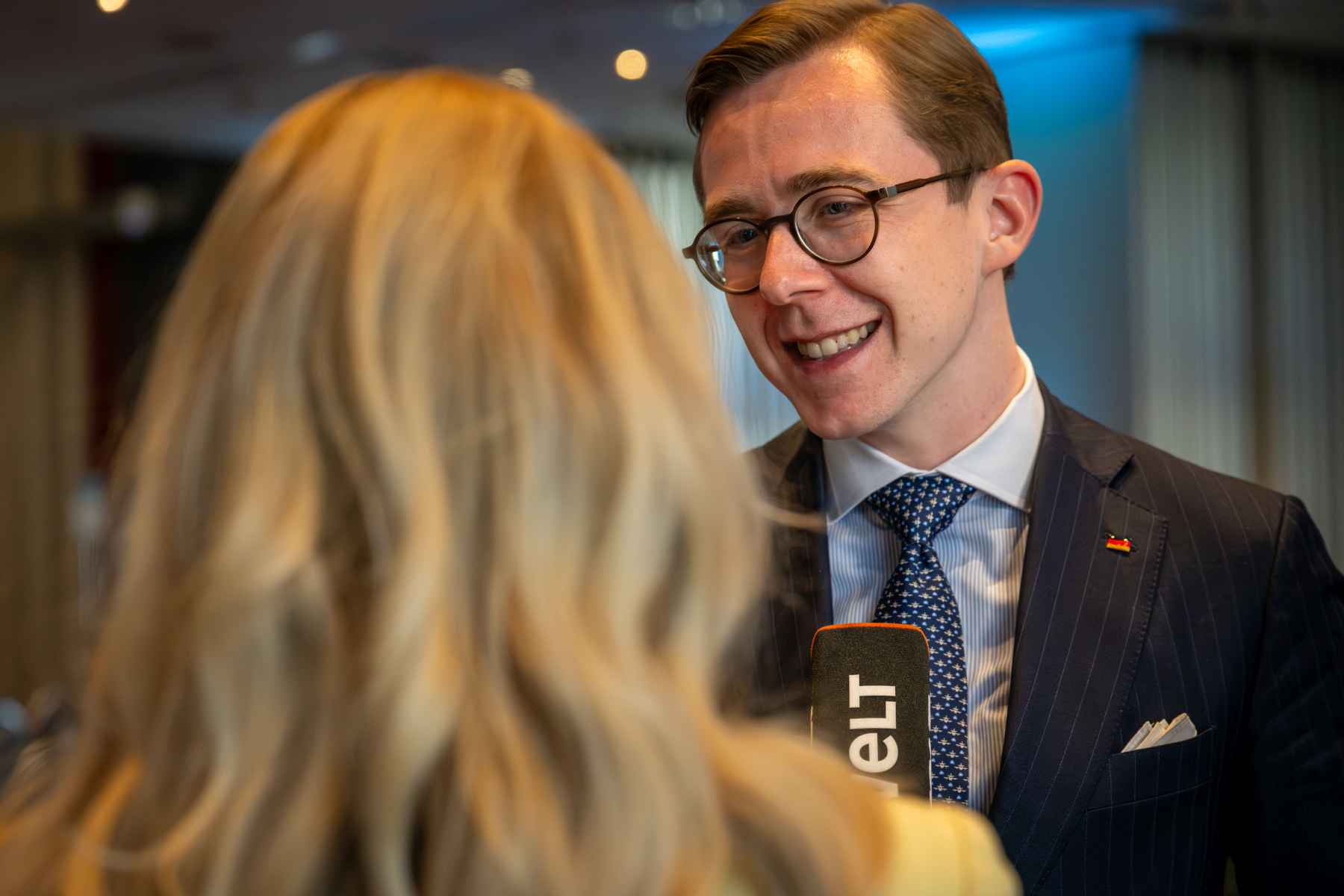 Philipp Amthor (CDU) gibt ein Fernsehinterview