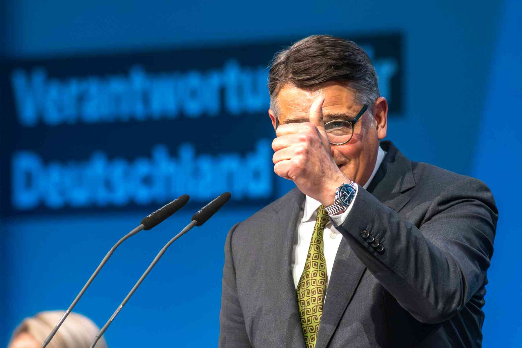 Der hessische Ministerpräsident auf dem CDU Parteitag vor blauer Wand mit Schriftzug 