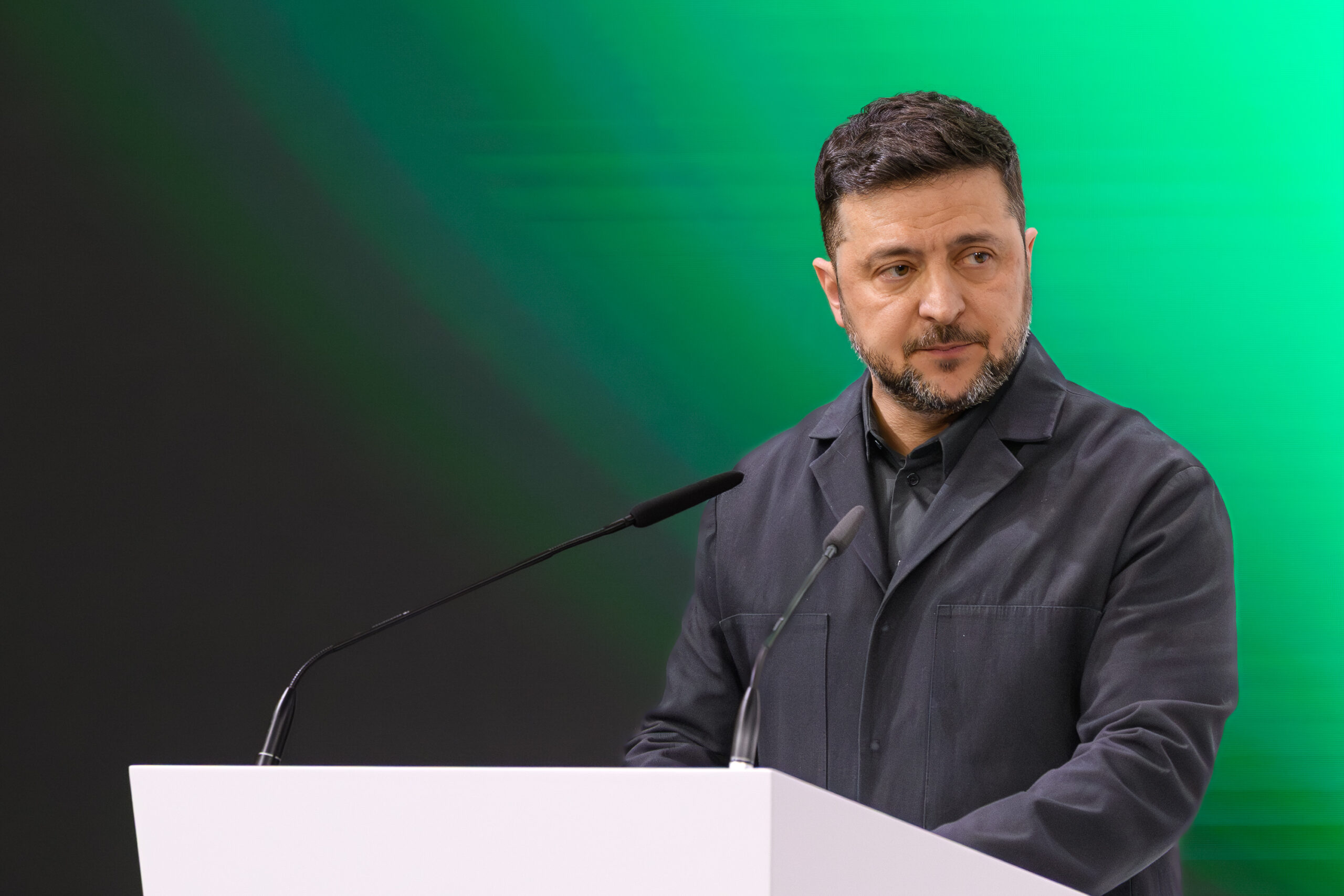 Der Präsident der Ukraine, Wolodymyr Selenskyj an einem Stehpult vor grünem Hintergrund